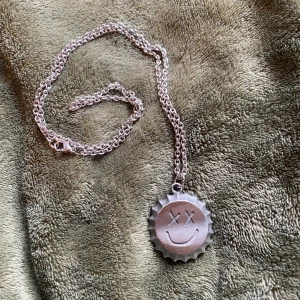 Louis tomlinson merch  - Officiell Louis tomlinson merch halsband. En kapsyl som även går att använda på riktigt ☺️ super snygg i perfekt skick men använder inte! säljer detta för 150kr+frakt. Hör av dig vid intresse ❣️