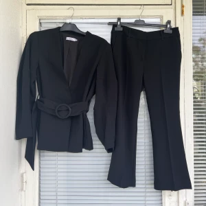 STYLEIN KOSTYMSET - Stylein kostymset säljes. Superfint skick, inga skavanker eller liknande. Bältet som köps separat medföljer. Kavaj strl: M, Byxor strl: S. Normal i storleken. Fler bilder kan skickas vid förfrågan. 
