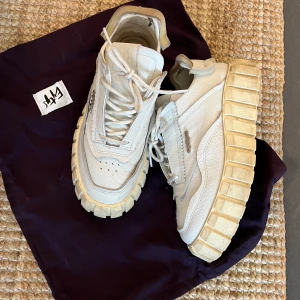 Eytys skor i skinn - Skinnskor från Eytys med dustbag  Grov sula Vita 2500kr i inköp Använda men fina!!