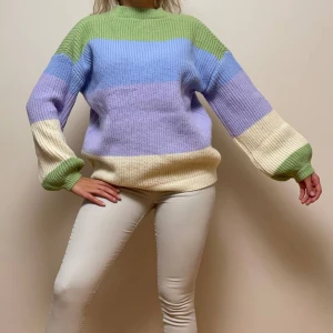 Stickad tröja  - Randiga stickad tröja med fina färg på. Jätte mjuk och mysigt.  Helt nytt. Storlek S men passar bra för M också. 