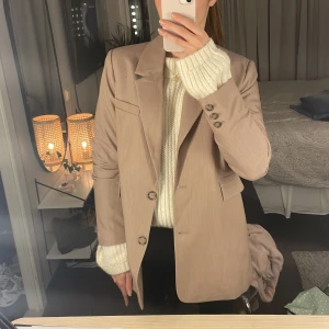 Blazer - Mörk beige blazer från bikbok. Använd 2 gånger! 💖