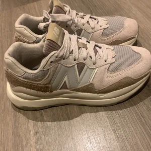 New Balance 57/40 - Helt nya New Balance inköpta i augusti för 1489kr (har kvitto). Strl 38. Säljes pga returtiden passerat. Aldrig använda! 