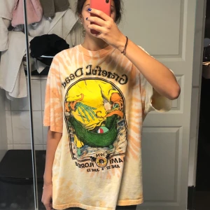 Oversized T-shirt med tryck - Säljer denna oversized T-shirt med tryck då den tyvärr inte kmr till använd. Är i storlek S och jag bär oftast S/M