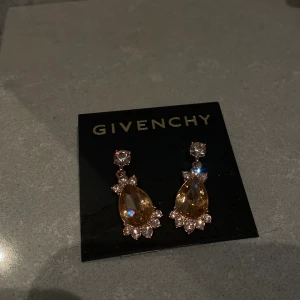 Örhängen  - Örhängen från Givenchy. Äkta. Köpta från Dillards i USA. 