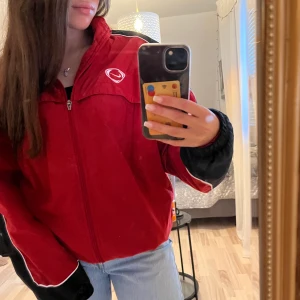 Nike jacka - Säljer denna vintage vindjackan från Nike❤️ storlek S/M, använt ett fåtal gånger.  Budgivning från 180 och köpare står för frakt 🫶