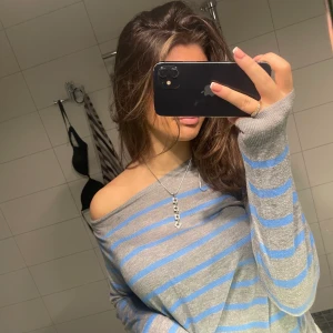 Randig tröja - Säljer denna mysiga randiga tröja från Zara i storlek S.  Använd ett fåtal gånger