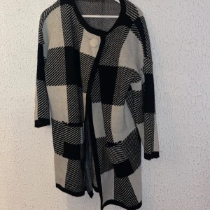 Kofta, med stora knappar, mysig nu till hösten🧚🏼‍♂️❄️ - Använd ett par gånger, fin 