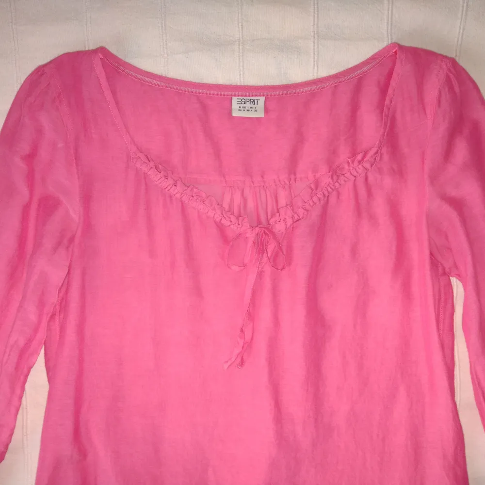 Rosa blus från Esprit. Den är så fin, tunn och flowy med lyster i tyget (70% bomull 30% silke). Storlek 8 (34/36). Bara använd någon enstaka gång. . Puserot.
