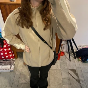 Beige ziphoodie - Knappt använd tröja från hm. Gammal modell med vita ränder längs ärmarna. Storlek xl
