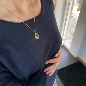 Safira halsband - Säljer detta fina halsband från Safira. Det ska vara rostfritt men det har konstigt nog fått lite defekter på baksidan. Men inget som syns❤️❤️ nypris 800kr. Mitt pris 400kr❤️ köparen står för frakten!