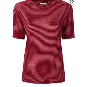 Isabel marant t-shirt - Säljer denna svincoola isabel marant t-shirten❤️ den är strlk M men jag som brukar ha strlk S passar i den, tkr om att den är har en lite  Loose fit! Skriv privat flr bilder på!