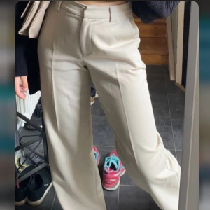 Kostymbyxor - Beiga kostymbyxor från NA-KD! Väldigt gott skick!! Sparsamt använda! 