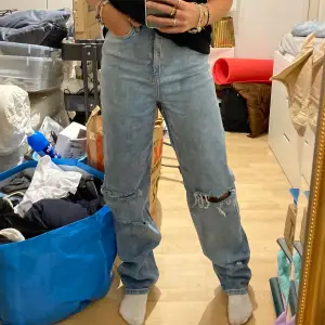 Säljer dessa helt oanvända ”Boyfriend” jeans från Boohoo i storlek 36. Jeansen är alldeles för långa på mig som är 168cm.