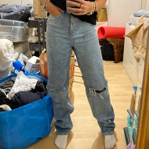 Jeans strl. 36! - Säljer dessa helt oanvända ”Boyfriend” jeans från Boohoo i storlek 36. Jeansen är alldeles för långa på mig som är 168cm.