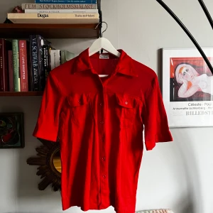 Röd kortärmad 70tals skjorta  - En superfin stretchig vintage skjorta. Superfint skick och aldrig använd av mig 🥰