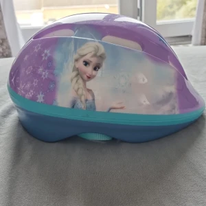 Frozen disney - Hjälm  är i gott skick. S/53-56cm