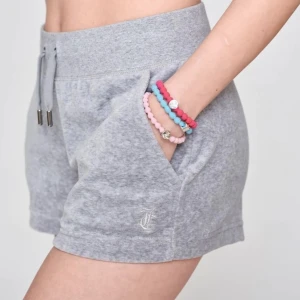 Juciy Couture shorts - sjukt sköna och snygga juciy couture shorts, gråa, i ett jättebra skick. Storlek S men skulle kunna passa både Xs och M beroende på önskad passform. köpta för 600 