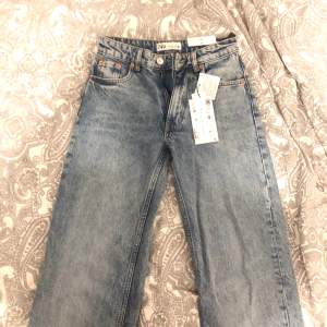 Midwaist jeans från zara, aldrig använda med lapparna kvar ❣️ Köpta för ca 9 månader sedan, något tighta i storleken och långa för mig som är ca 170, men passar XS. ❤️‍🔥❤️‍🔥150kr + frakt  