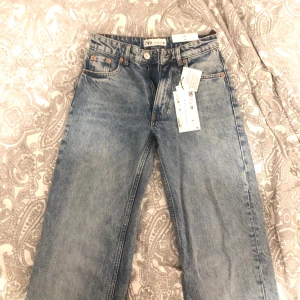 midwaist zara jeans  - Midwaist jeans från zara, aldrig använda med lapparna kvar ❣️ Köpta för ca 9 månader sedan, något tighta i storleken och långa för mig som är ca 170, men passar XS. ❤️‍🔥❤️‍🔥150kr + frakt  