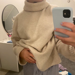 Stickad tröja  - Säljer denna beiga stickade tröjan, polokrage. Jätte mysig oversized, från hm. Storlek s