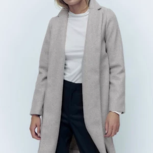 Zara kappa  - Säljer min använda kappa från zara. Pris kan diskuteras då den är använd 🥰köparen står för frakten 🤝