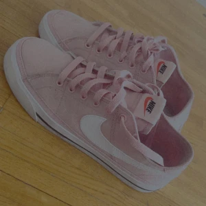 Nike  - Helt nya skor använda endast en gång  Storlek 38,5 de är små på mig jag behövde köpa 39 Ordinarie priset är 649 säljer de för 400 eftersom jag använde de en gång  Frakt tillkommer på priset  Frakt tillkommer på priset 