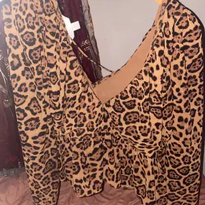 Nyköpt leopard tröja men tyvär för liten för mig