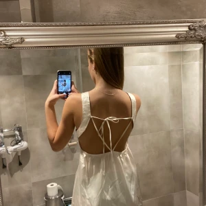 Fin natt klänning  - Säljes för den sitter skumt på mig och är för stor i bysten. Vet ej märke eller storlek men skulle gissa på att den är en stor S eller en M. 