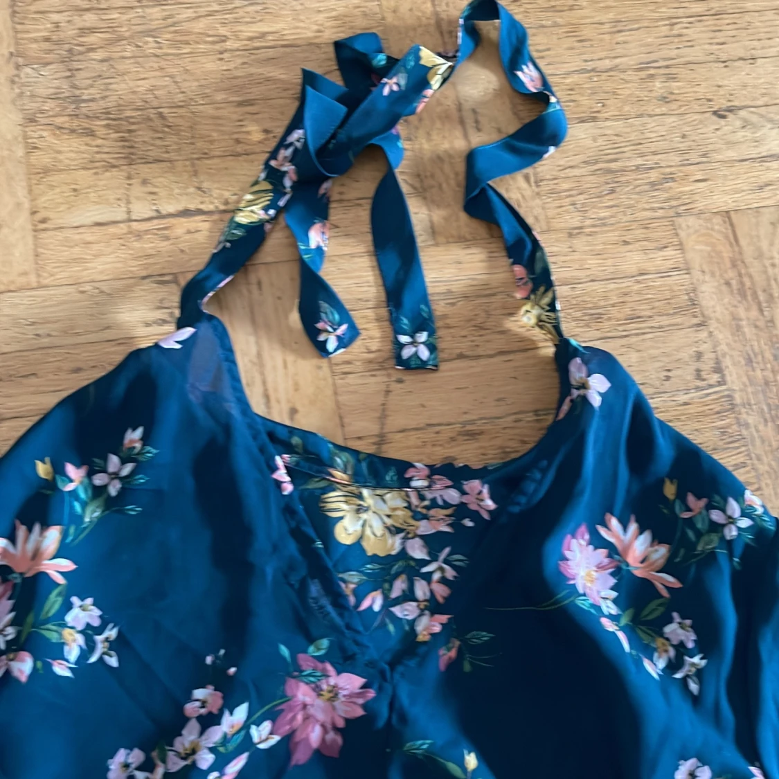 Bershka blus med trumpet armar stl s  - 90