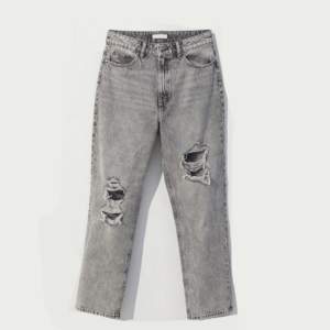Gråa straight high ankle jeans från H&M i storlek 34. Nypris 349kr 🖤 Frakt 59kr #jeans #byxor #slitningar #grå #gråa #högmidjade #mumjeans