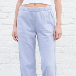 Bjukisbyxor - Brandy Melville ”Rosa Sweatpants” i ljusblå.  Nypris €32. Inte använda så mycket 💙 Frakt tillkommer på 59kr