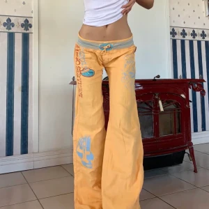 Lågmidjade linnebyxor  - Fetaste lågmidjade linnebyxorna! Har märket mogul och är vida i benen🤩 Midjemåttet är 80 cm+ väldig stretchiga!  Innerbenslängden är ca 87,5. Extremt unika och passar till allt!💕💖💖💖