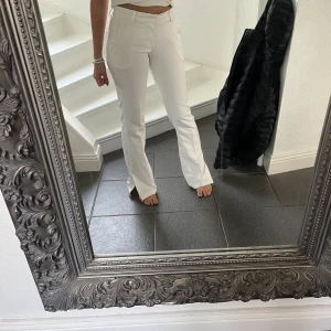 Vita lågmidjade kostymbyxor - Populära vita kostymbyxor från bikbok i strlk 32. Använd fåtal gånger, jag är 161 cm lång och de är lite långa på mig. köpte för 500 säljer för 400