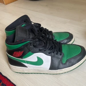 nike jordan1 mid - säljer mina jordan 1 mid. lätt slitna annars bra skick. meddela om du är intresserad eller har någon fråga