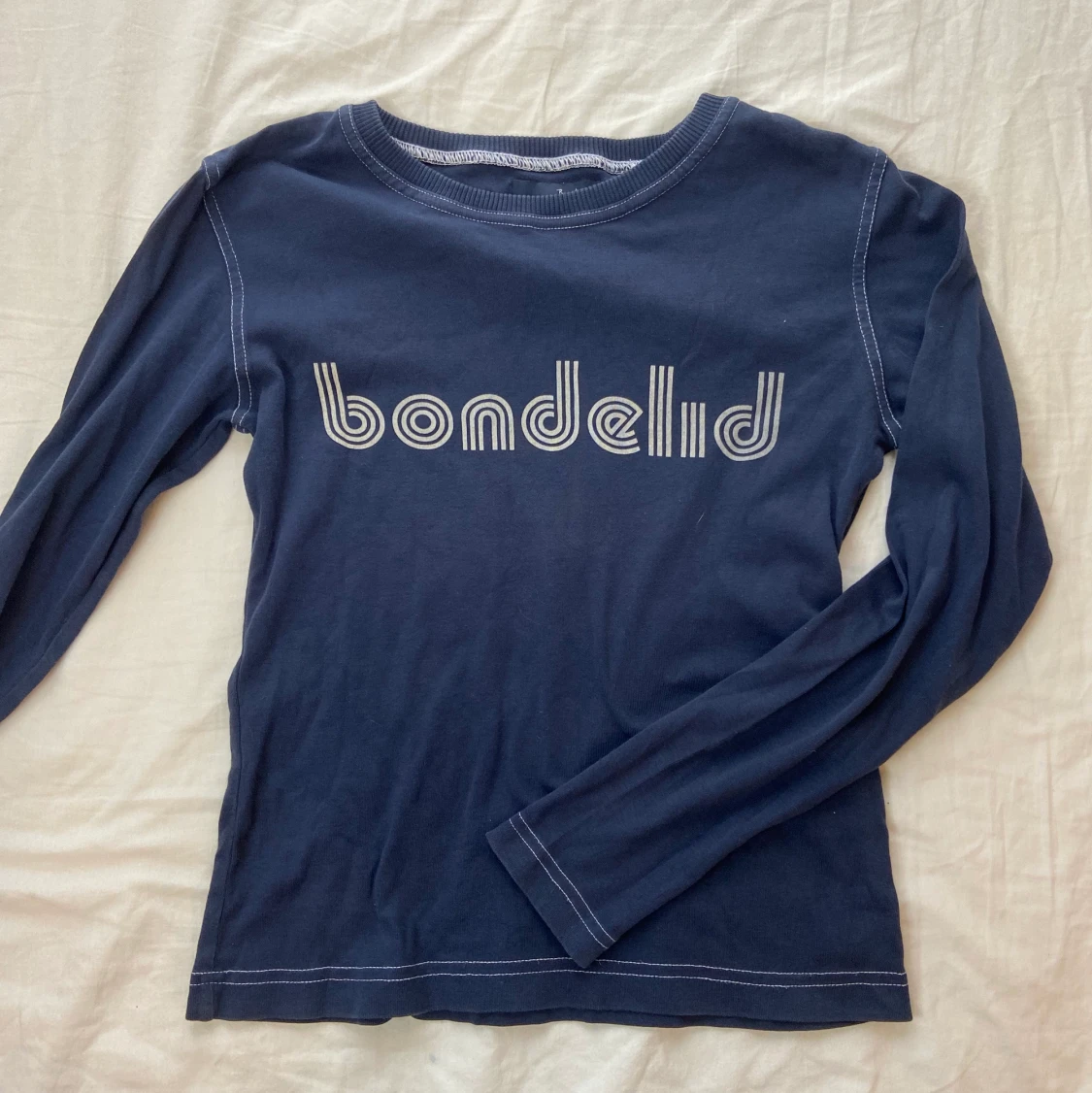 mörkblå långärmad bondelid tröja