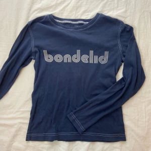 mörkblå långärmad bondelid tröja - Skön långärmad tröja från bondelid, står inte storlek men uppskattar till en S🤎 Möts i slussen eller postas, köp nu är på :)