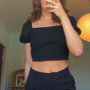 Svart topp - Svart topp med puffiga ärmar fr H&M! 💞aldrig använd 