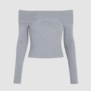 Off-shoulder tröja - Stickad tröja som kan bäras både som off-shoulder eller vanligt. Jättemysig! Har endast använt ett par gånger men tröjan är i toppskick! Från Gina Tricot. De två första bilderna är visar hur den sitter på.