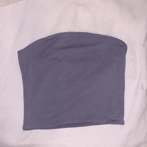 Lila tubtop - Säljer då den inte används, aldrig använd 😊