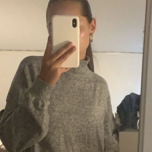Stickad grå tröja  - En jätte fin grå stickad tröja som är perfekt till hösten och är jätte bekväm💗 priset kan diskuteras ❗️har rea köp 1 få 2 grejer som är i cirka samma budget❗️