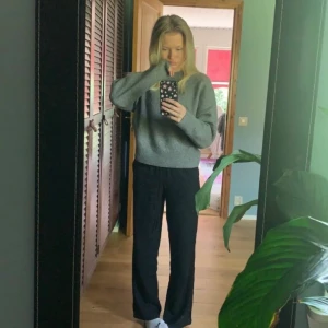 Linnebyxor  - lågmidjade svarta linnebyxor från hm, köpta i somras. finns inga hål eller slitningar!🌟