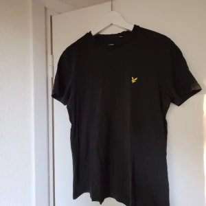 Svart Lyle &Scott Tshirt - Svart Lyle &Scott Tshirt, stl.M. (Herrstorlek) Obetydligt använd. Normal passform. Bomull.