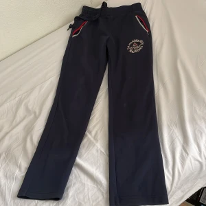 Pyjamas set stlr M - Jättefint det som min son växte ur snabbt. Bra skick men underdelen är lite slitet på baksidan.