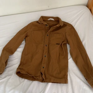 Skjorta stlr 152 - Original pris 350 på h&m. Sonen växte ur dem. Köpte de för några månader sen. 