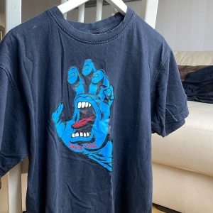 Santa Cruz T-shirt - Säljer min Santa Cruz tshirt i herrstorlek M men passar på dam med. Säljs pga inte min stil längre💞Nypris 400kr