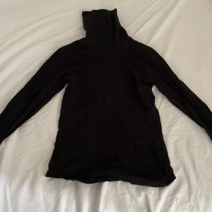 Svart tröja stlr 146/152 - Svart tröja köpt från h&m. Köpte den för 150kr. Sonen växte ur den snabbt. 