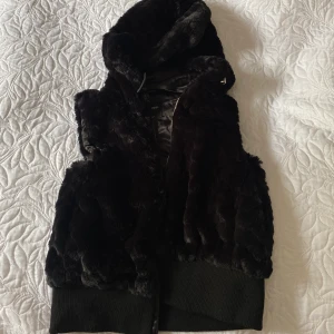 Pälsväst  - Jättesöt pälsväst, aldrig använd så jättebra skick! 