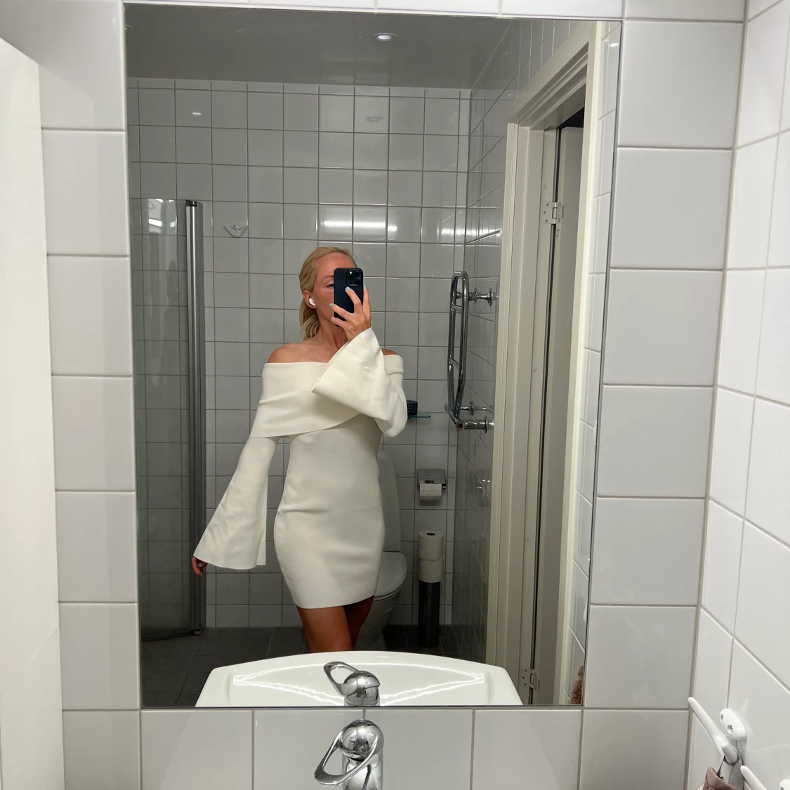 Off shoulderklänning Hanna Schönberg x Nakd