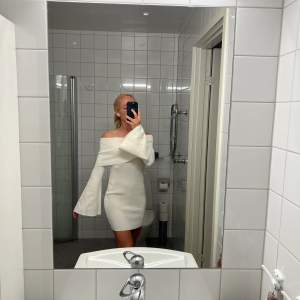 Off shoulderklänning vit Hanna Schönberg x Nakd, perfekt skick, aldrig använd, strl XS.