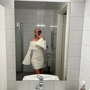 Off shoulderklänning Hanna Schönberg x Nakd  - Off shoulderklänning vit Hanna Schönberg x Nakd, perfekt skick, aldrig använd, strl XS.